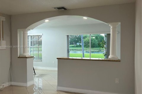 Casa en alquiler en Miami, Florida, 4 dormitorios, 217.39 m2 № 2052270 - foto 16