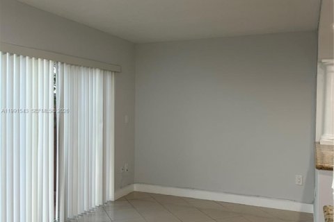 Casa en alquiler en Miami, Florida, 4 dormitorios, 217.39 m2 № 2052270 - foto 20