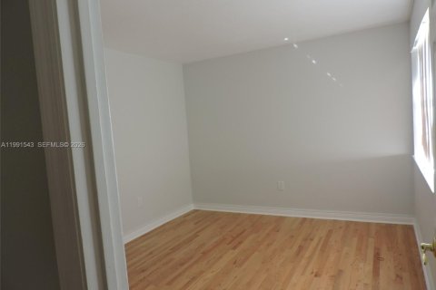 Casa en alquiler en Miami, Florida, 4 dormitorios, 217.39 m2 № 2052270 - foto 29