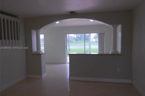 Casa en alquiler en Miami, Florida, 4 dormitorios, 217.39 m2 № 2052270 - foto 9