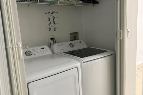 Casa en alquiler en Miami, Florida, 4 dormitorios, 217.39 m2 № 2052270 - foto 19