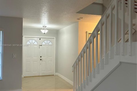 Casa en alquiler en Miami, Florida, 4 dormitorios, 217.39 m2 № 2052270 - foto 13