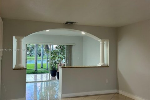 Casa en alquiler en Miami, Florida, 4 dormitorios, 217.39 m2 № 2052270 - foto 15