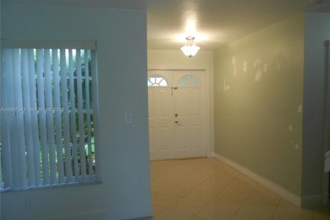 Casa en alquiler en Miami, Florida, 4 dormitorios, 217.39 m2 № 2052270 - foto 10