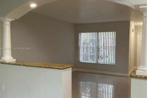Casa en alquiler en Miami, Florida, 4 dormitorios, 217.39 m2 № 2052270 - foto 17