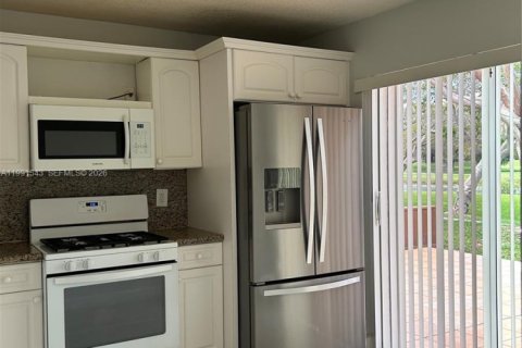 Casa en alquiler en Miami, Florida, 4 dormitorios, 217.39 m2 № 2052270 - foto 24