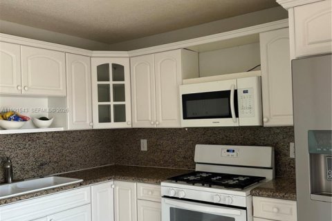 Casa en alquiler en Miami, Florida, 4 dormitorios, 217.39 m2 № 2052270 - foto 25