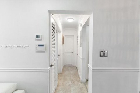 Condominio en venta en Miami, Florida, 1 dormitorio, 61.32 m2 № 2003693 - foto 11