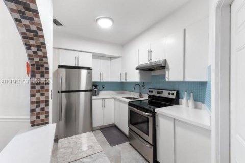 Condominio en venta en Miami, Florida, 1 dormitorio, 61.32 m2 № 2003693 - foto 12
