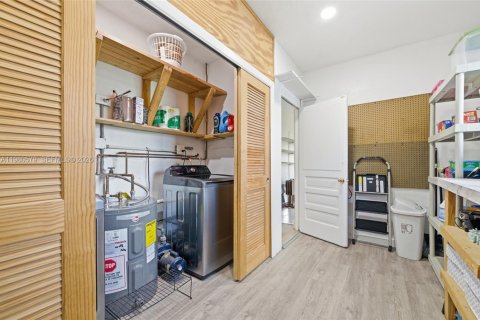 House in Miramar, Florida 3 bedrooms, 179.3 sq.m. № 2043254 - photo 18