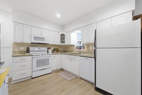 House in Miramar, Florida 3 bedrooms, 179.3 sq.m. № 2043254 - photo 11