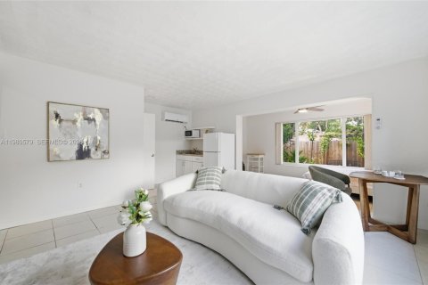 House in Miramar, Florida 3 bedrooms, 179.3 sq.m. № 2043254 - photo 15