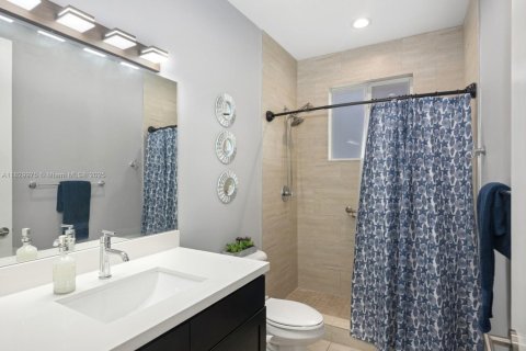 House in Miami, Florida 5 bedrooms, 255.11 sq.m. № 1809100 - photo 8