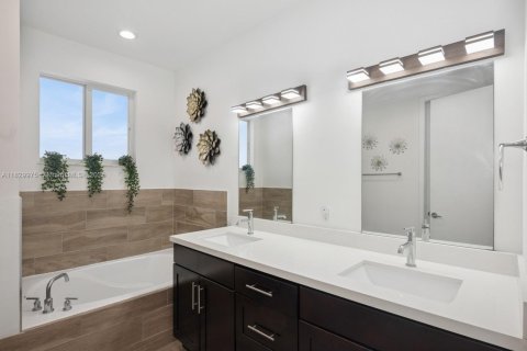 House in Miami, Florida 5 bedrooms, 255.11 sq.m. № 1809100 - photo 13