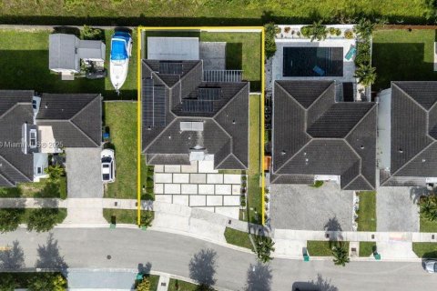 House in Miami, Florida 5 bedrooms, 255.11 sq.m. № 1809100 - photo 20