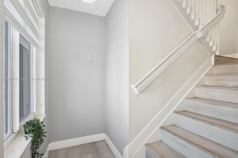House in Miami, Florida 5 bedrooms, 255.11 sq.m. № 1809100 - photo 9