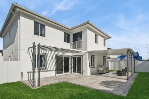 House in Miami, Florida 5 bedrooms, 255.11 sq.m. № 1809100 - photo 19