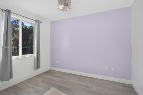 House in Miami, Florida 5 bedrooms, 255.11 sq.m. № 1809100 - photo 16