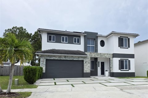 House in Miami, Florida 5 bedrooms, 255.11 sq.m. № 1809100 - photo 1
