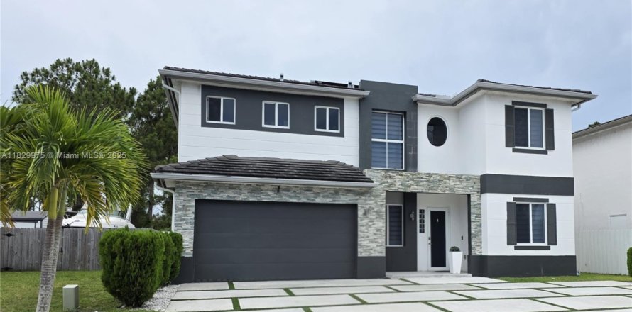 House in Miami, Florida 5 bedrooms, 255.11 sq.m. № 1809100