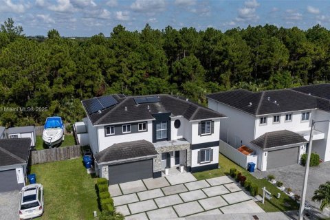 House in Miami, Florida 5 bedrooms, 255.11 sq.m. № 1809100 - photo 23