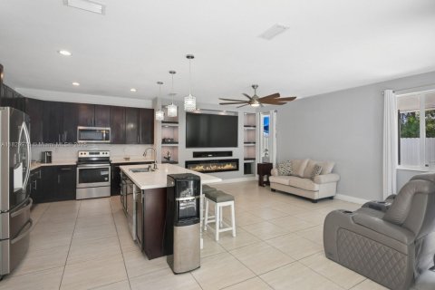 House in Miami, Florida 5 bedrooms, 255.11 sq.m. № 1809100 - photo 4