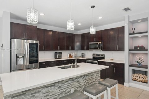House in Miami, Florida 5 bedrooms, 255.11 sq.m. № 1809100 - photo 3
