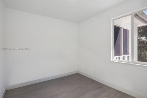 House in Miami, Florida 5 bedrooms, 255.11 sq.m. № 1809100 - photo 17