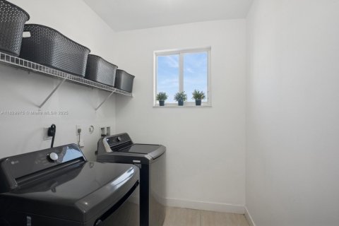 House in Miami, Florida 5 bedrooms, 255.11 sq.m. № 1809100 - photo 18