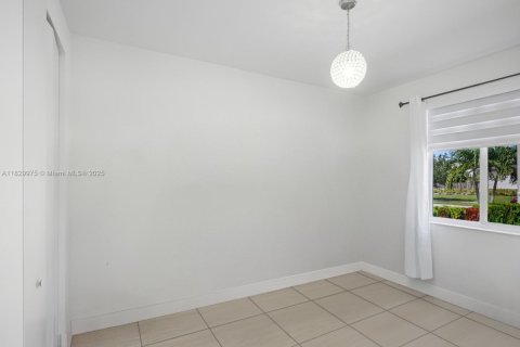 House in Miami, Florida 5 bedrooms, 255.11 sq.m. № 1809100 - photo 7