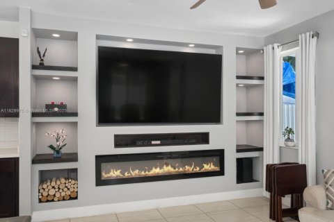 House in Miami, Florida 5 bedrooms, 255.11 sq.m. № 1809100 - photo 6