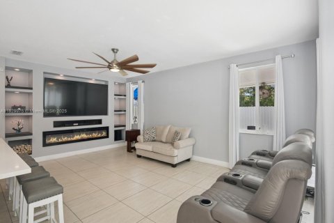 House in Miami, Florida 5 bedrooms, 255.11 sq.m. № 1809100 - photo 5