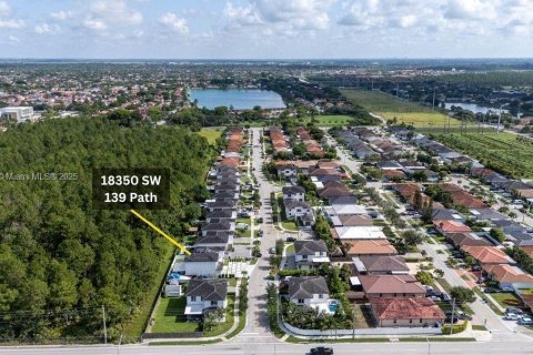 House in Miami, Florida 5 bedrooms, 255.11 sq.m. № 1809100 - photo 27
