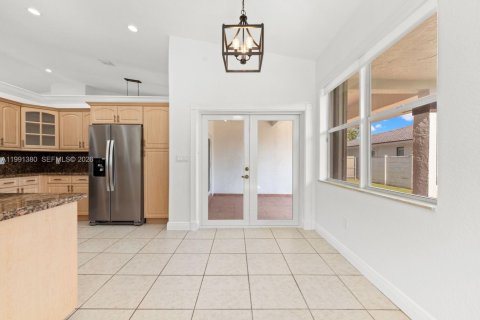 Casa en alquiler en Miami, Florida, 4 dormitorios, 242.85 m2 № 2052224 - foto 5