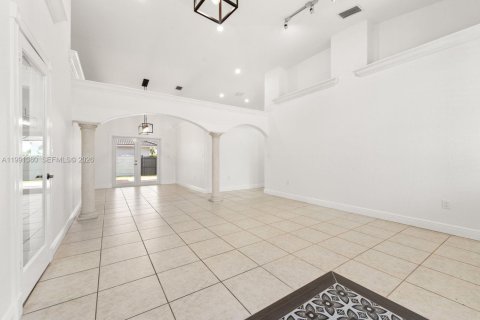 Casa en alquiler en Miami, Florida, 4 dormitorios, 242.85 m2 № 2052224 - foto 3