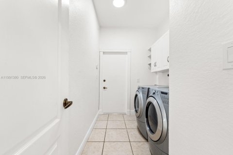 Casa en alquiler en Miami, Florida, 4 dormitorios, 242.85 m2 № 2052224 - foto 7