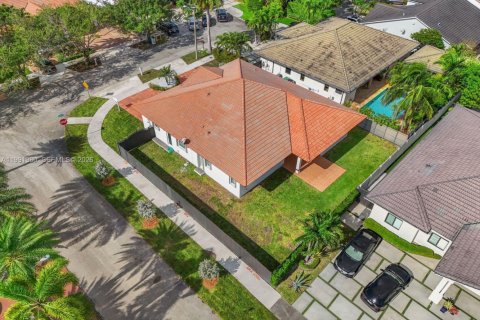 Casa en alquiler en Miami, Florida, 4 dormitorios, 242.85 m2 № 2052224 - foto 17