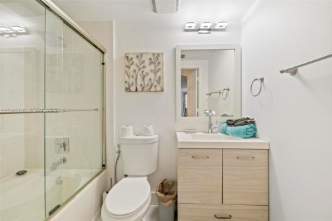 Condo in Sunny Isles Beach, Florida, 2 bedrooms  № 1997838 - photo 20