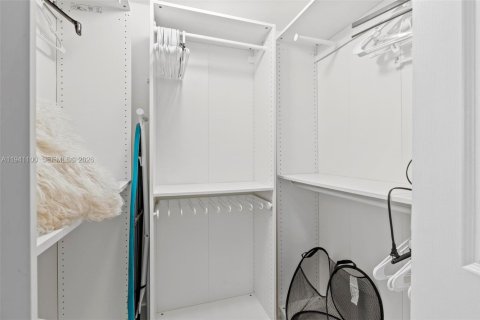 Condo in Sunny Isles Beach, Florida, 2 bedrooms  № 1997838 - photo 17