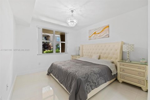 Condo in Sunny Isles Beach, Florida, 2 bedrooms  № 1997838 - photo 13