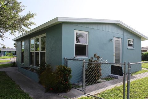 House in Port Charlotte, Florida 3 bedrooms, 175.77 sq.m. № 1807373 - photo 5