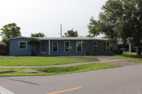 House in Port Charlotte, Florida 3 bedrooms, 175.77 sq.m. № 1807373 - photo 6