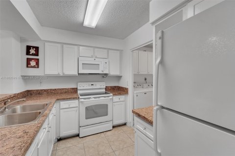 Condo in Pompano Beach, Florida, 1 bedroom  № 1891044 - photo 6