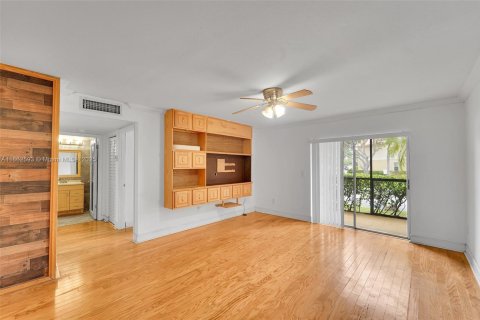 Condo in Pompano Beach, Florida, 1 bedroom  № 1891044 - photo 3