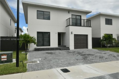 Casa en Florida City, Florida 5 dormitorios, 168.15 m2 № 1990111