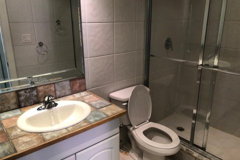 Condominio en alquiler en Miami, Florida, 1 dormitorio, 65.87 m2 № 1988242 - foto 4