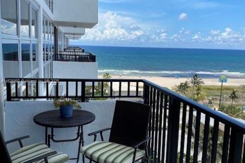 Condo in Pompano Beach, Florida, 2 bedrooms  № 1802484 - photo 1