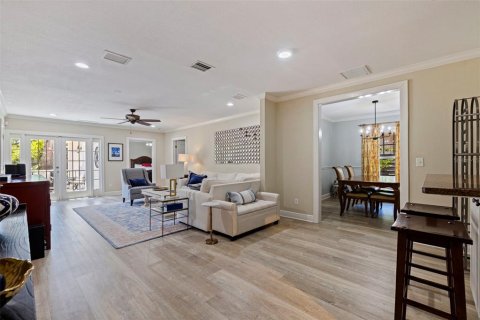 House in Saint Petersburg, Florida 4 bedrooms, 179.02 sq.m. № 2151466 - photo 10