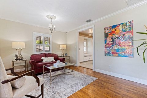House in Saint Petersburg, Florida 4 bedrooms, 179.02 sq.m. № 2151466 - photo 3