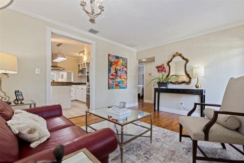 House in Saint Petersburg, Florida 4 bedrooms, 179.02 sq.m. № 2151466 - photo 4